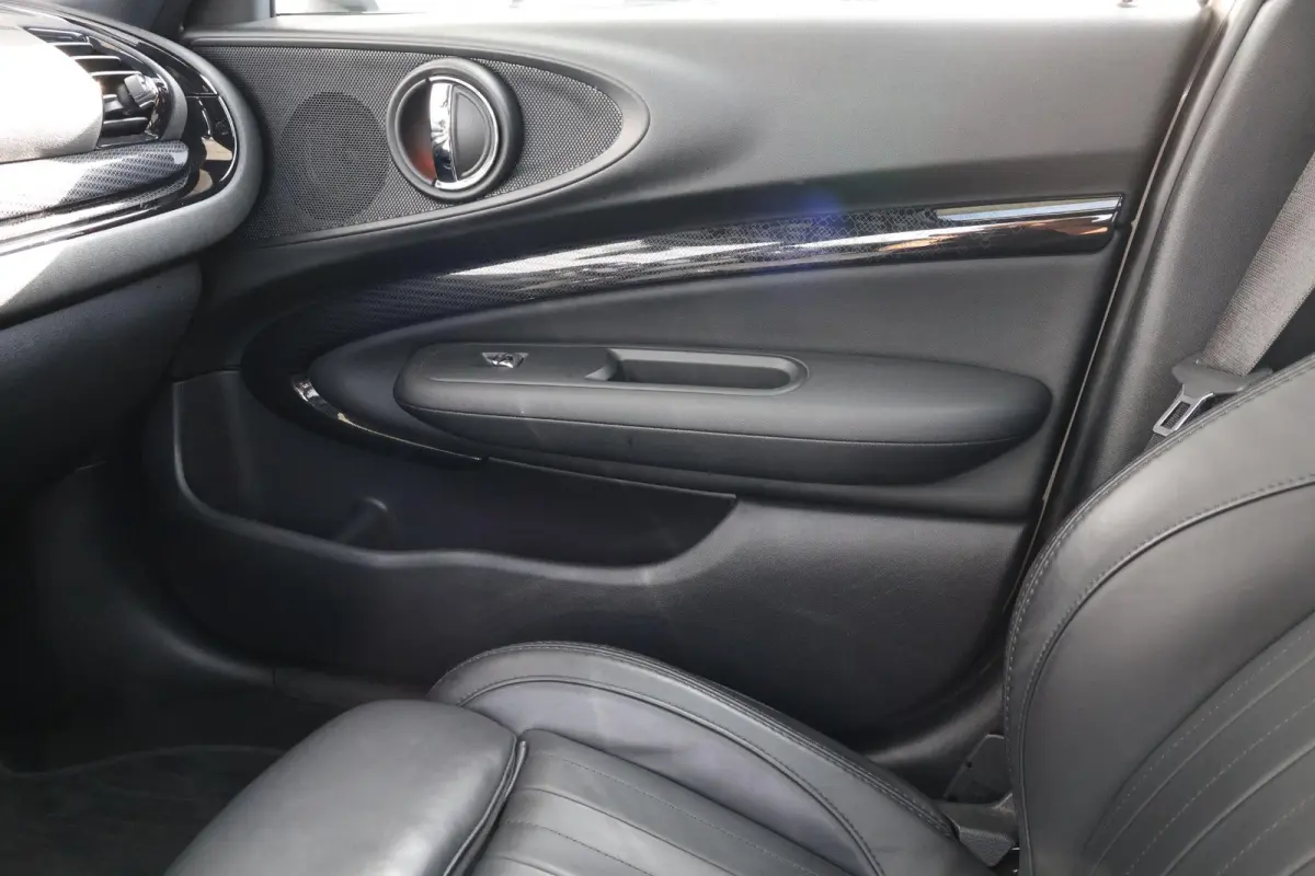 2.0 Cooper S John Cooper Works | Stuur & Stoel Verwarming | Panorama Dak | Visibility Package | Comforttoegang | Elektr. Stoelen | Yours Leder | Head-Up |