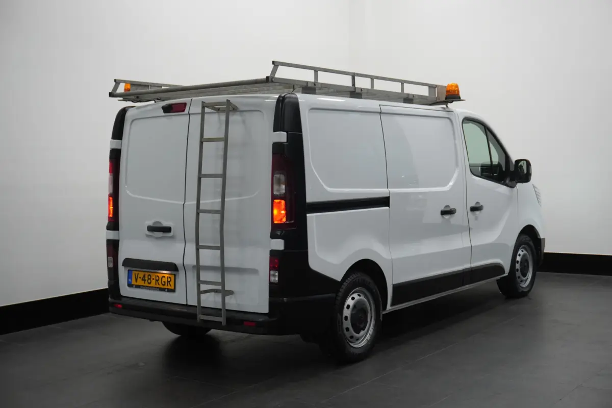 2.0 Blue dCi 130PK EURO 6 - Airco - Navi - Cruise - €15.950,- Excl.