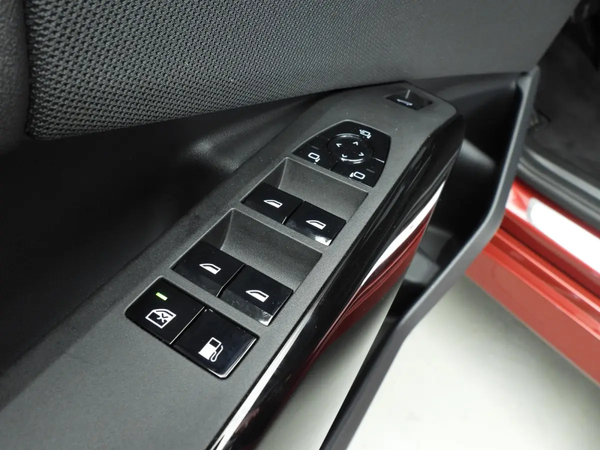 30e xDrive | M-Sportpakket | LED | HUD | Active cruise | Trekhaak | Elektr. zetels | SOH 100% | DAB | Harman-kardon sound | Alu 19 inch