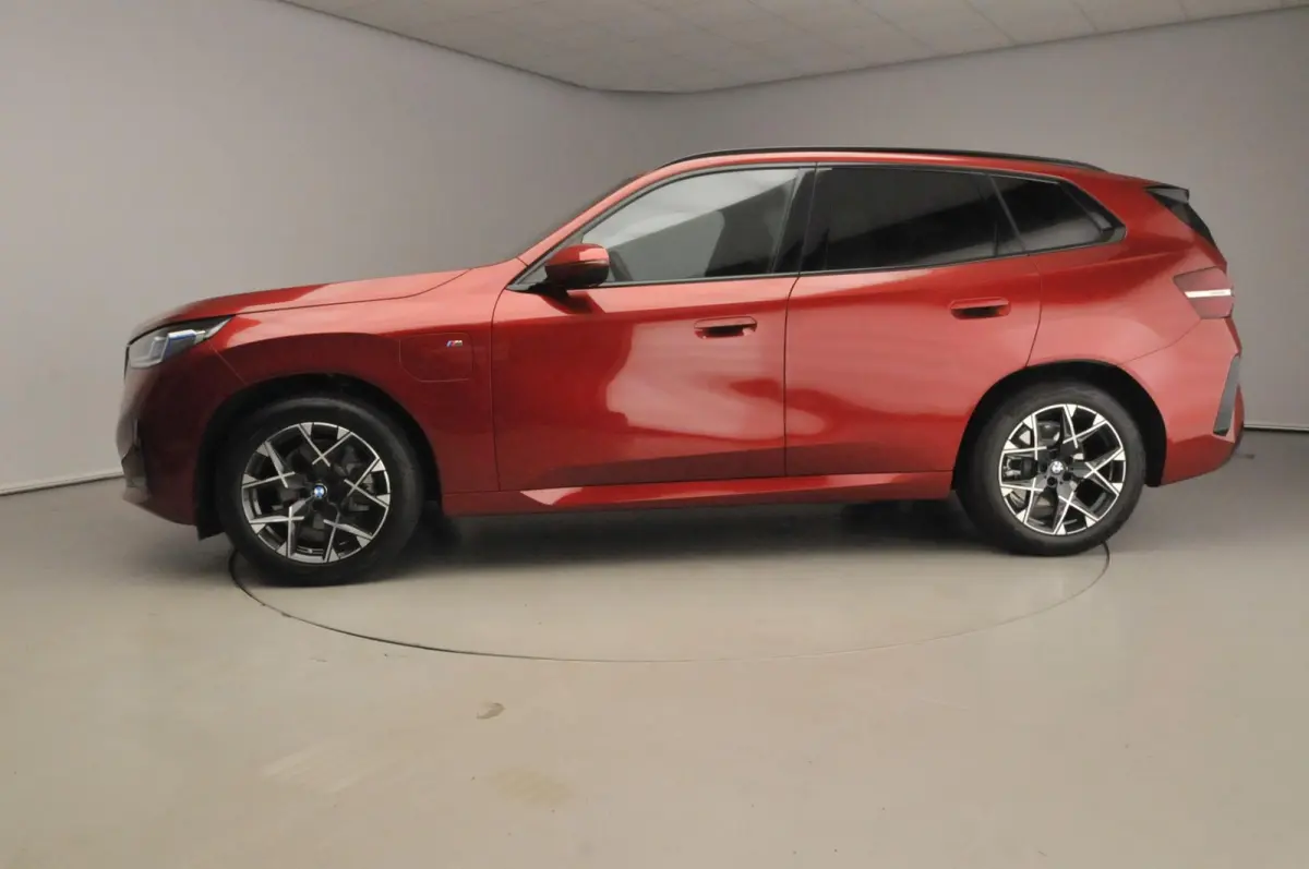 30e xDrive | M-Sportpakket | LED | HUD | Active cruise | Trekhaak | Elektr. zetels | SOH 100% | DAB | Harman-kardon sound | Alu 19 inch