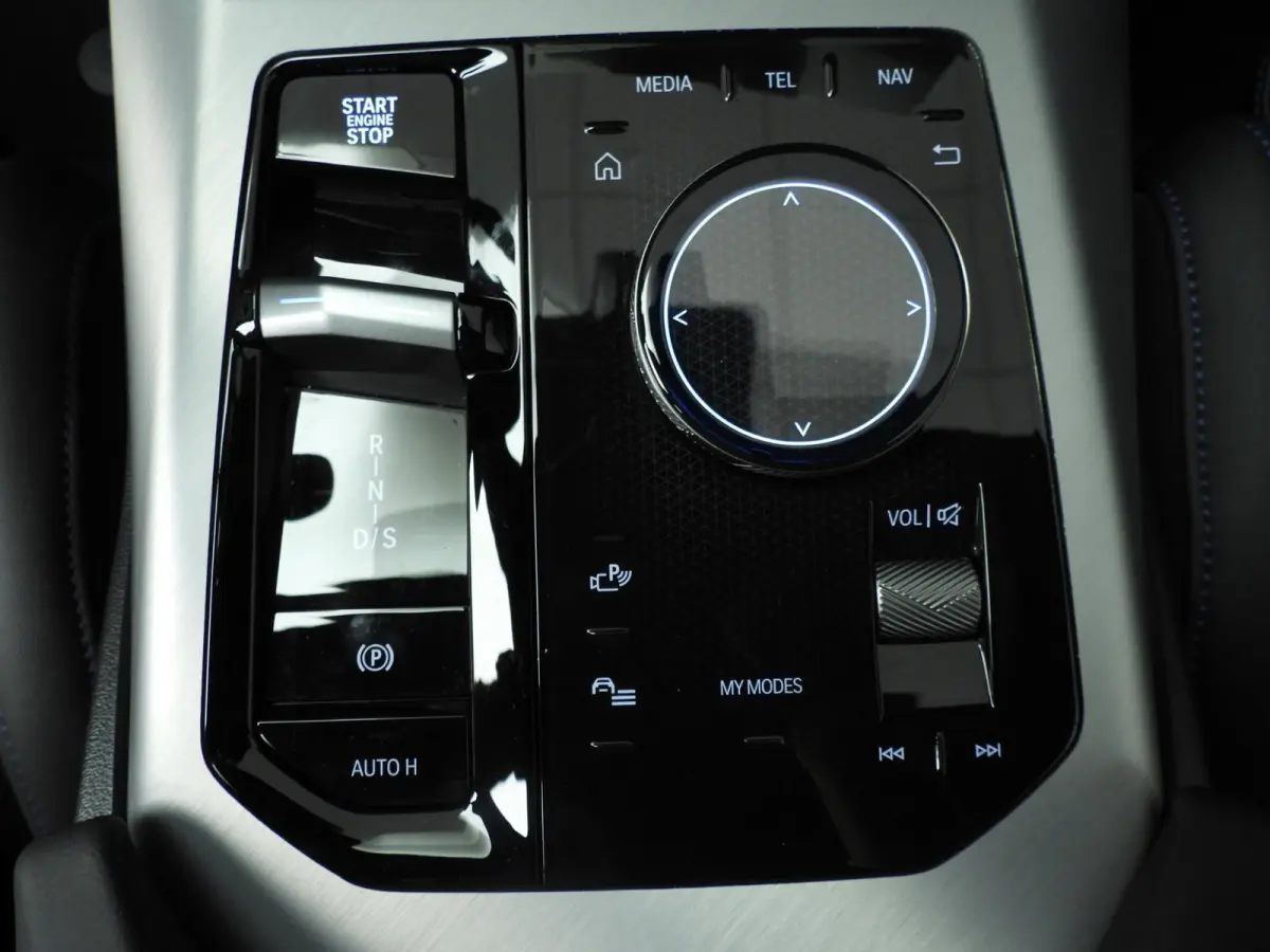 30e xDrive | M-Sportpakket | LED | HUD | Active cruise | Trekhaak | Elektr. zetels | SOH 100% | DAB | Harman-kardon sound | Alu 19 inch