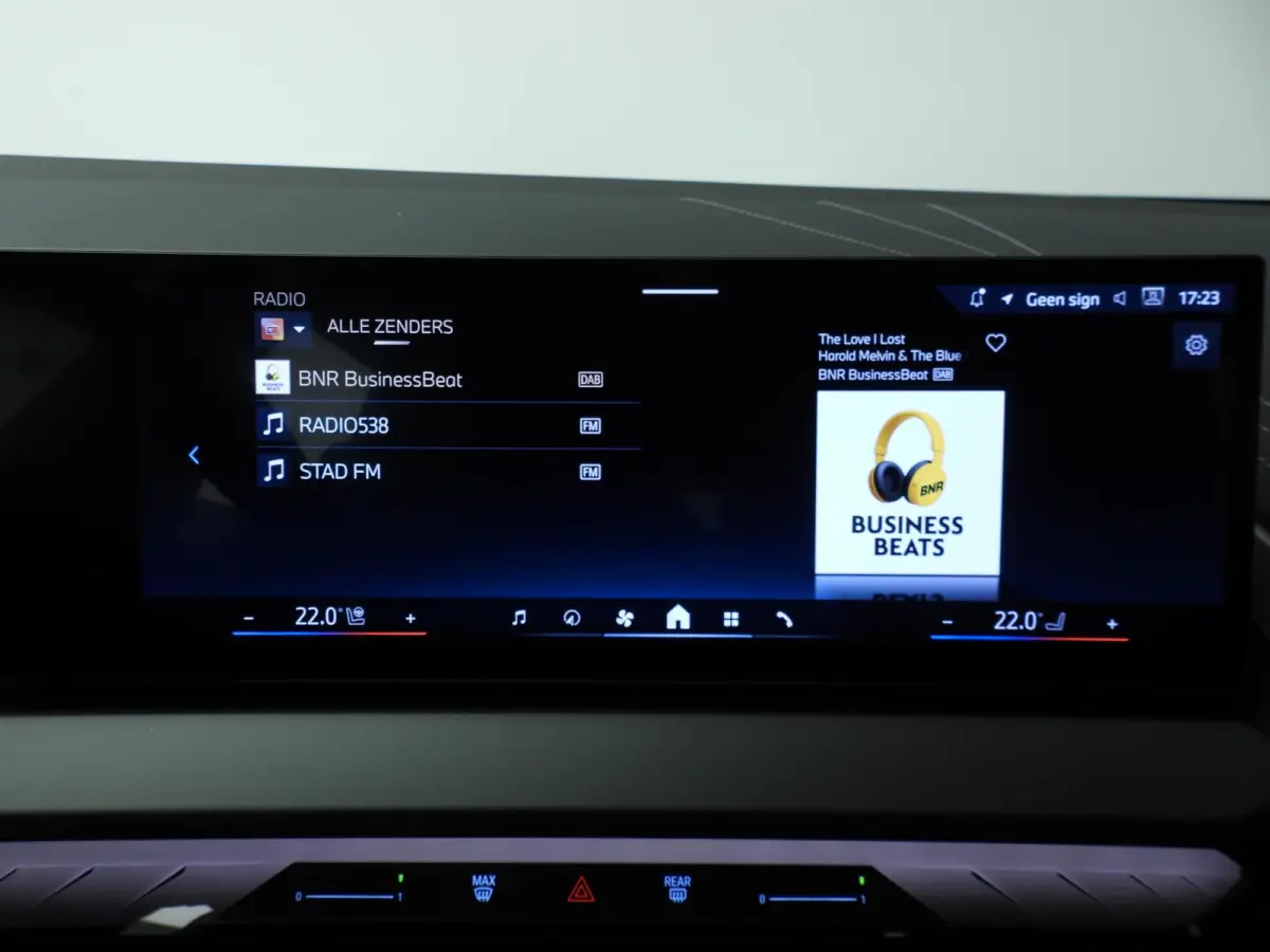30e xDrive | M-Sportpakket | LED | HUD | Active cruise | Trekhaak | Elektr. zetels | SOH 100% | DAB | Harman-kardon sound | Alu 19 inch