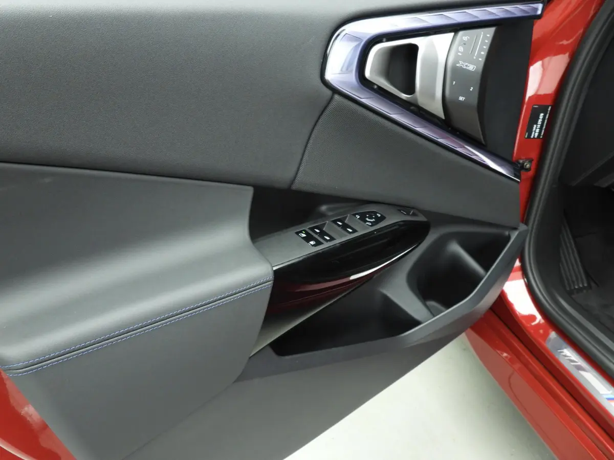 30e xDrive | M-Sportpakket | LED | HUD | Active cruise | Trekhaak | Elektr. zetels | SOH 100% | DAB | Harman-kardon sound | Alu 19 inch