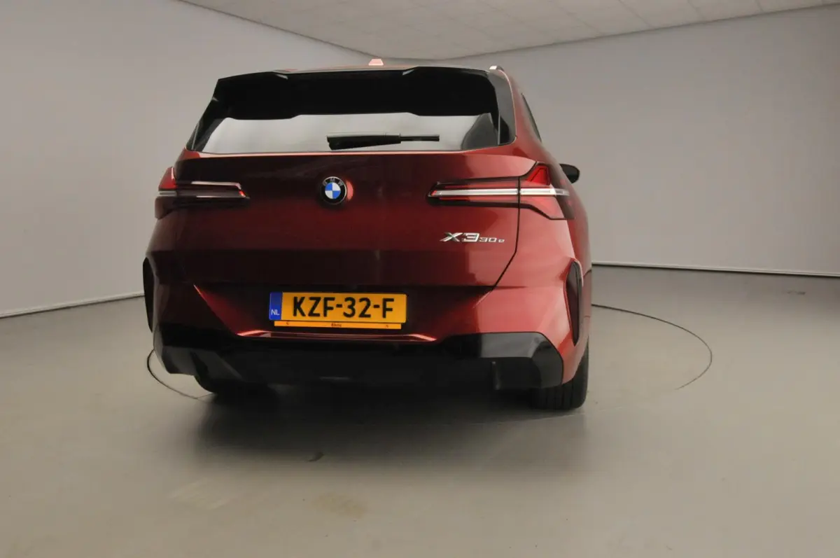 30e xDrive | M-Sportpakket | LED | HUD | Active cruise | Trekhaak | Elektr. zetels | SOH 100% | DAB | Harman-kardon sound | Alu 19 inch
