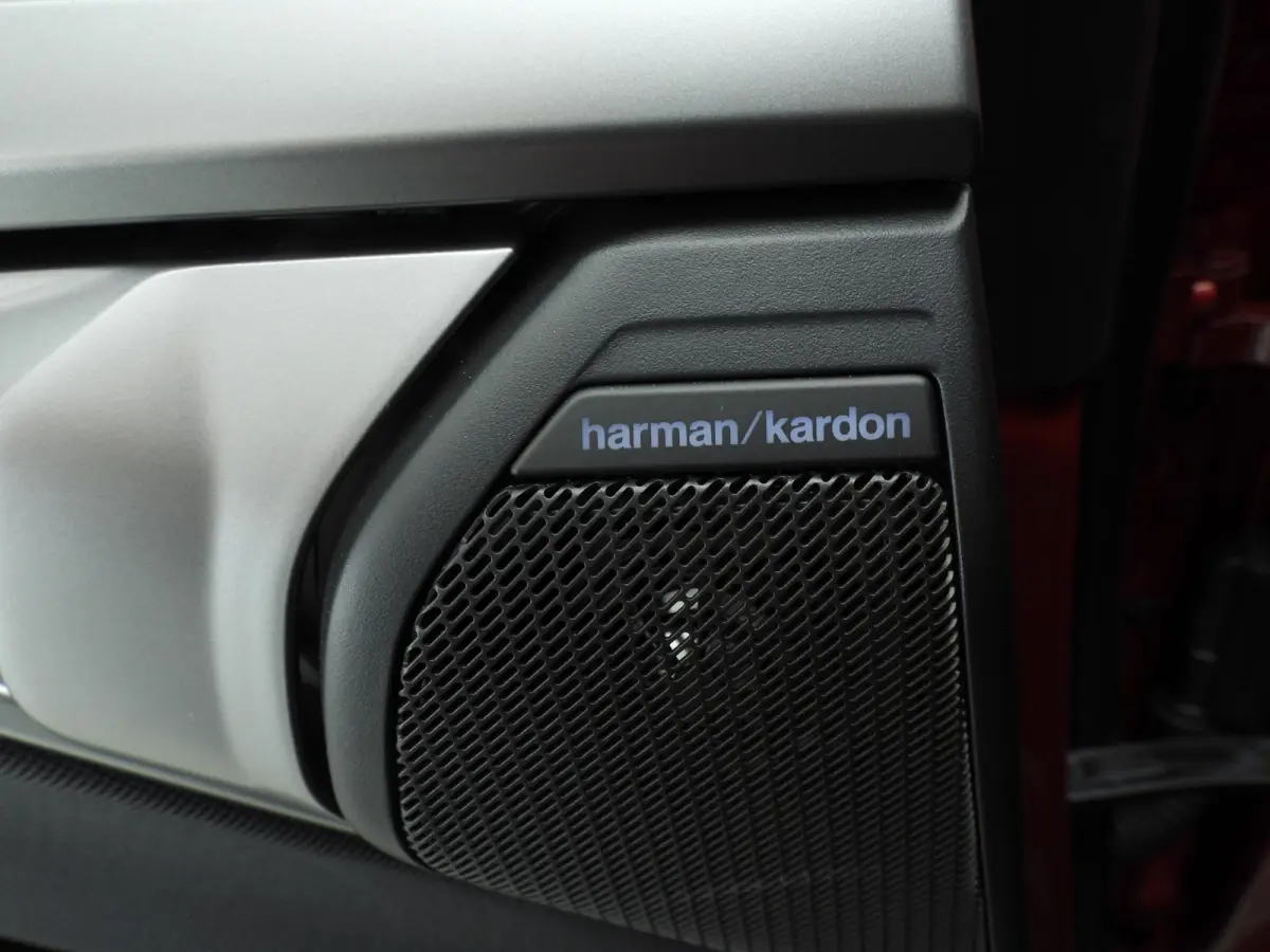 30e xDrive | M-Sportpakket | LED | HUD | Active cruise | Trekhaak | Elektr. zetels | SOH 100% | DAB | Harman-kardon sound | Alu 19 inch