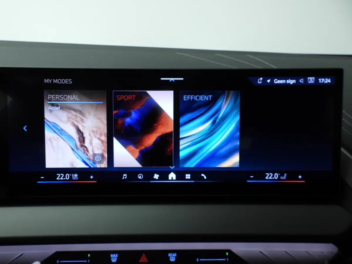 30e xDrive | M-Sportpakket | LED | HUD | Active cruise | Trekhaak | Elektr. zetels | SOH 100% | DAB | Harman-kardon sound | Alu 19 inch
