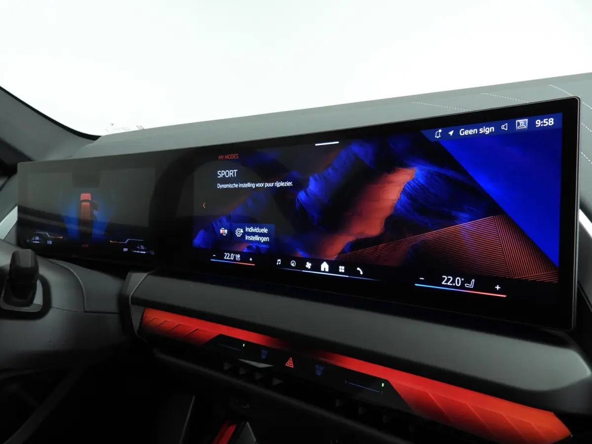 30e xDrive | M-Sportpakket | LED | HUD | Active cruise | Trekhaak | Elektr. zetels | SOH 100% | DAB | Harman-kardon sound | Alu 19 inch