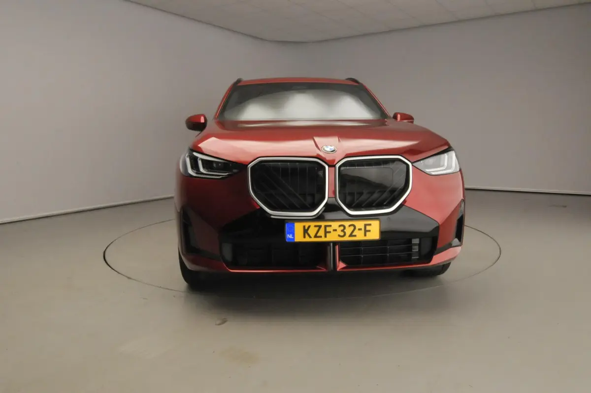 30e xDrive | M-Sportpakket | LED | HUD | Active cruise | Trekhaak | Elektr. zetels | SOH 100% | DAB | Harman-kardon sound | Alu 19 inch