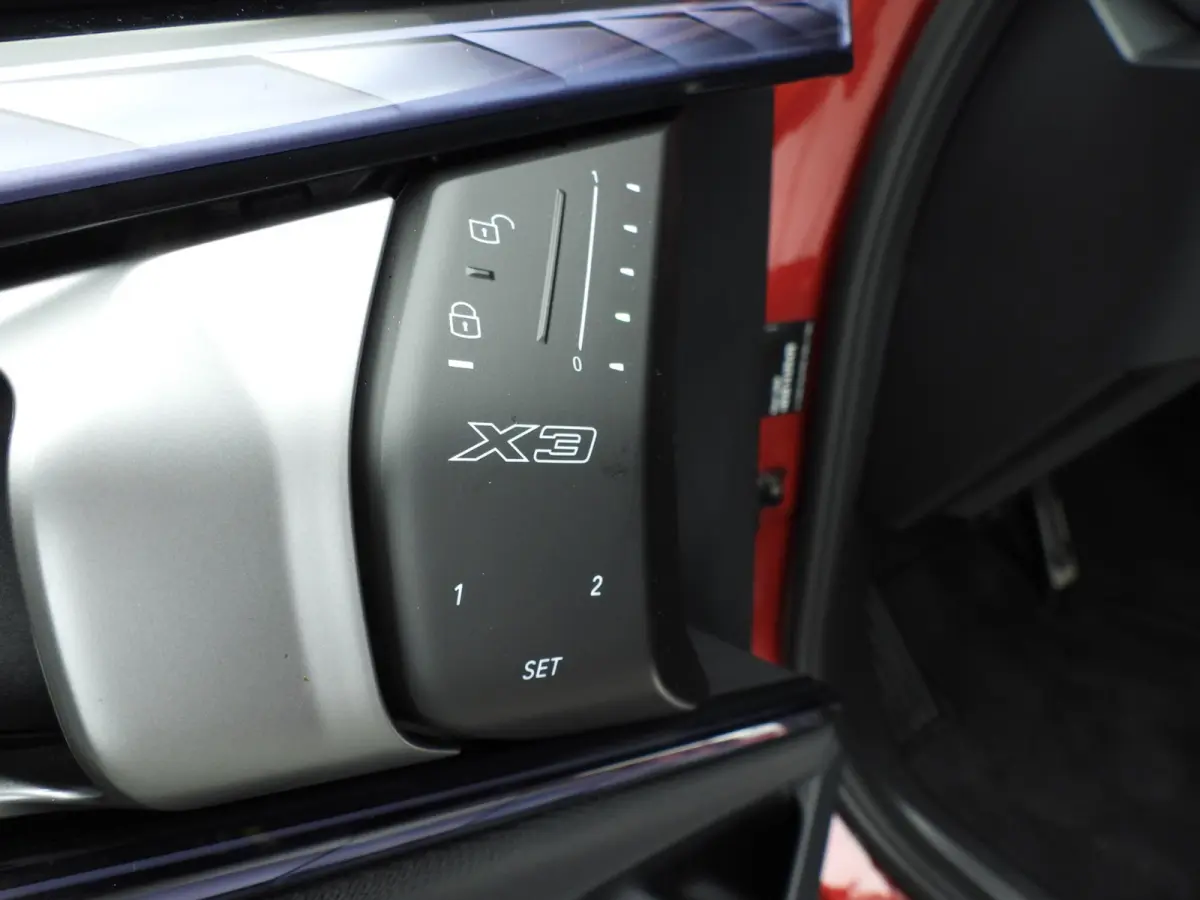 30e xDrive | M-Sportpakket | LED | HUD | Active cruise | Trekhaak | Elektr. zetels | SOH 100% | DAB | Harman-kardon sound | Alu 19 inch