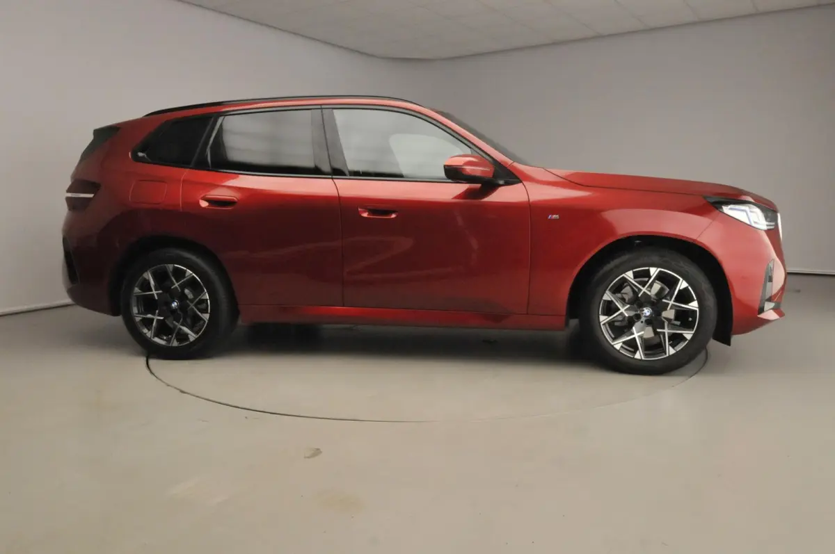 30e xDrive | M-Sportpakket | LED | HUD | Active cruise | Trekhaak | Elektr. zetels | SOH 100% | DAB | Harman-kardon sound | Alu 19 inch