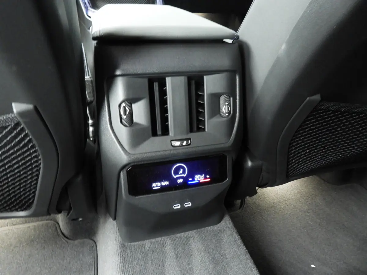 30e xDrive | M-Sportpakket | LED | HUD | Active cruise | Trekhaak | Elektr. zetels | SOH 100% | DAB | Harman-kardon sound | Alu 19 inch