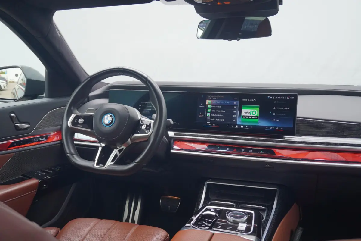 750e xDrive | M Sportpakket Pro | Panoramadak Sky Lounge | Driving Assistant Professional | Warmte Comfortpakket voor en achter | Iconic Glow kristalkoplampen | Trekhaak