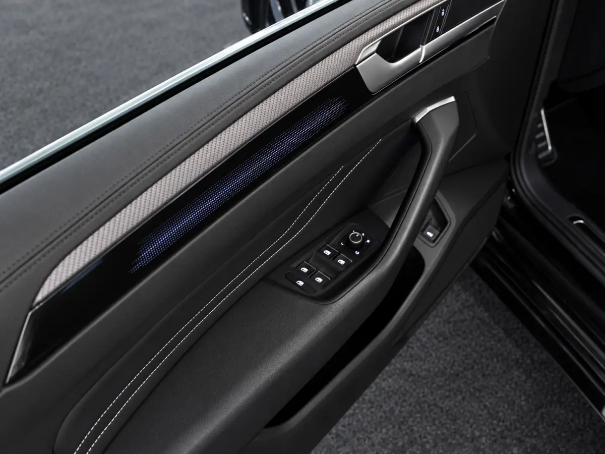 1.4 TSI eHybrid R-Line | Panoramadak | Stoelmassage | Trekhaak