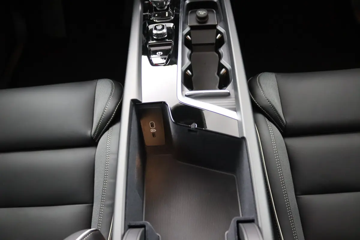 T6 AWD Ultra Black Edition | SoH 100% | Luchtvering | Trekhaak | Snel Beschikbaar | Harman/Kardon |