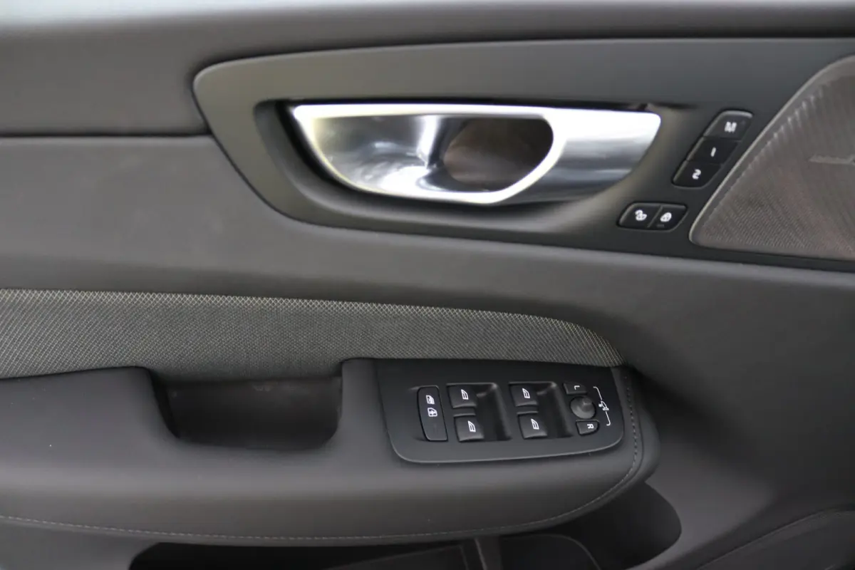 T6 AWD Ultra Black Edition | SoH 100% | Luchtvering | Trekhaak | Snel Beschikbaar | Harman/Kardon |