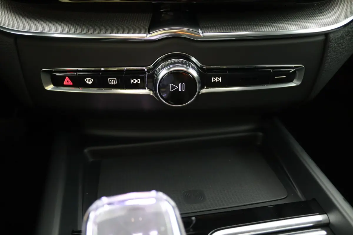 T6 AWD Ultra Black Edition | SoH 100% | Luchtvering | Trekhaak | Snel Beschikbaar | Harman/Kardon |