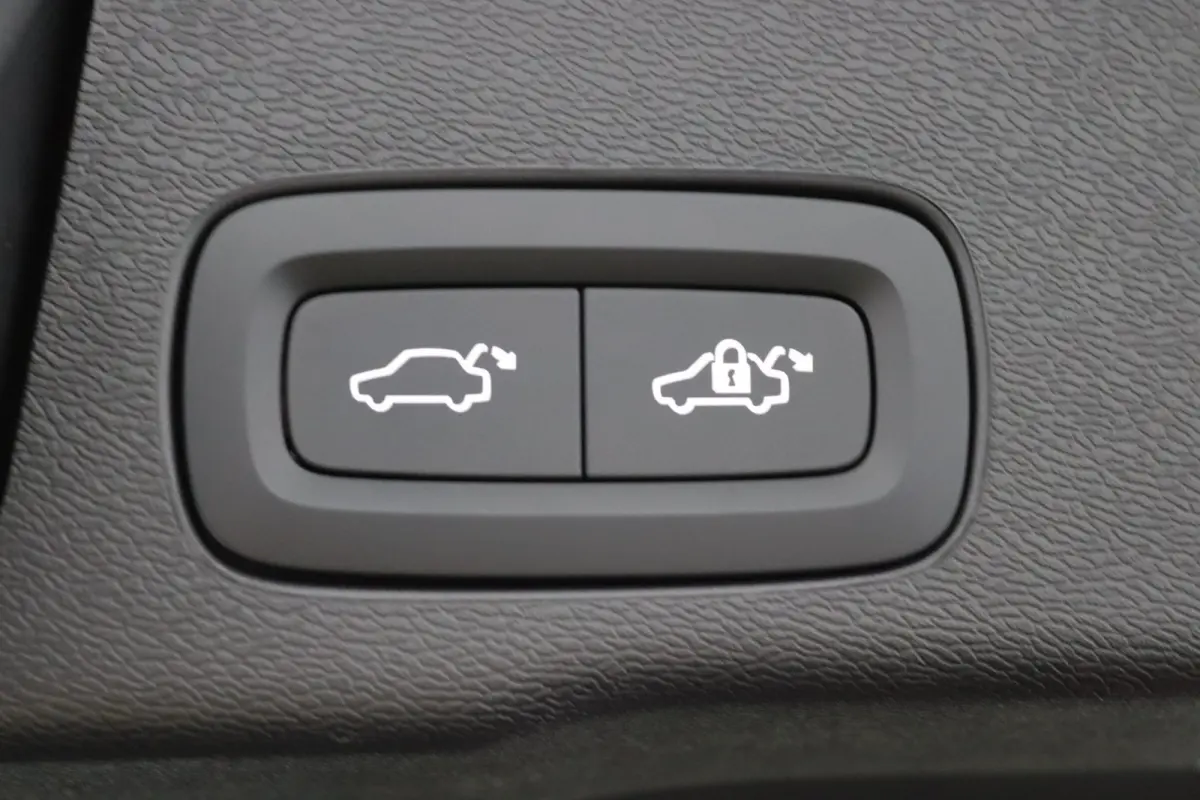 T6 AWD Ultra Black Edition | SoH 100% | Luchtvering | Trekhaak | Snel Beschikbaar | Harman/Kardon |