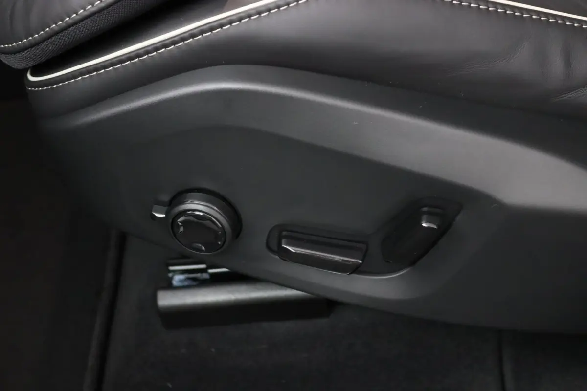T6 AWD Ultra Black Edition | SoH 100% | Luchtvering | Trekhaak | Snel Beschikbaar | Harman/Kardon |