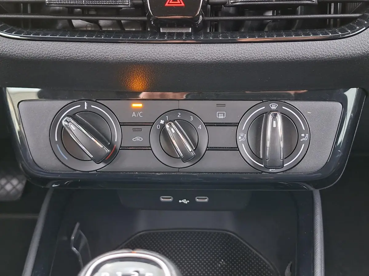 1.0 TSI Active Snelheidsbegr./Full LED/15inch LM/All Seasons/Origineel NL-auto 26.245km met NAP!