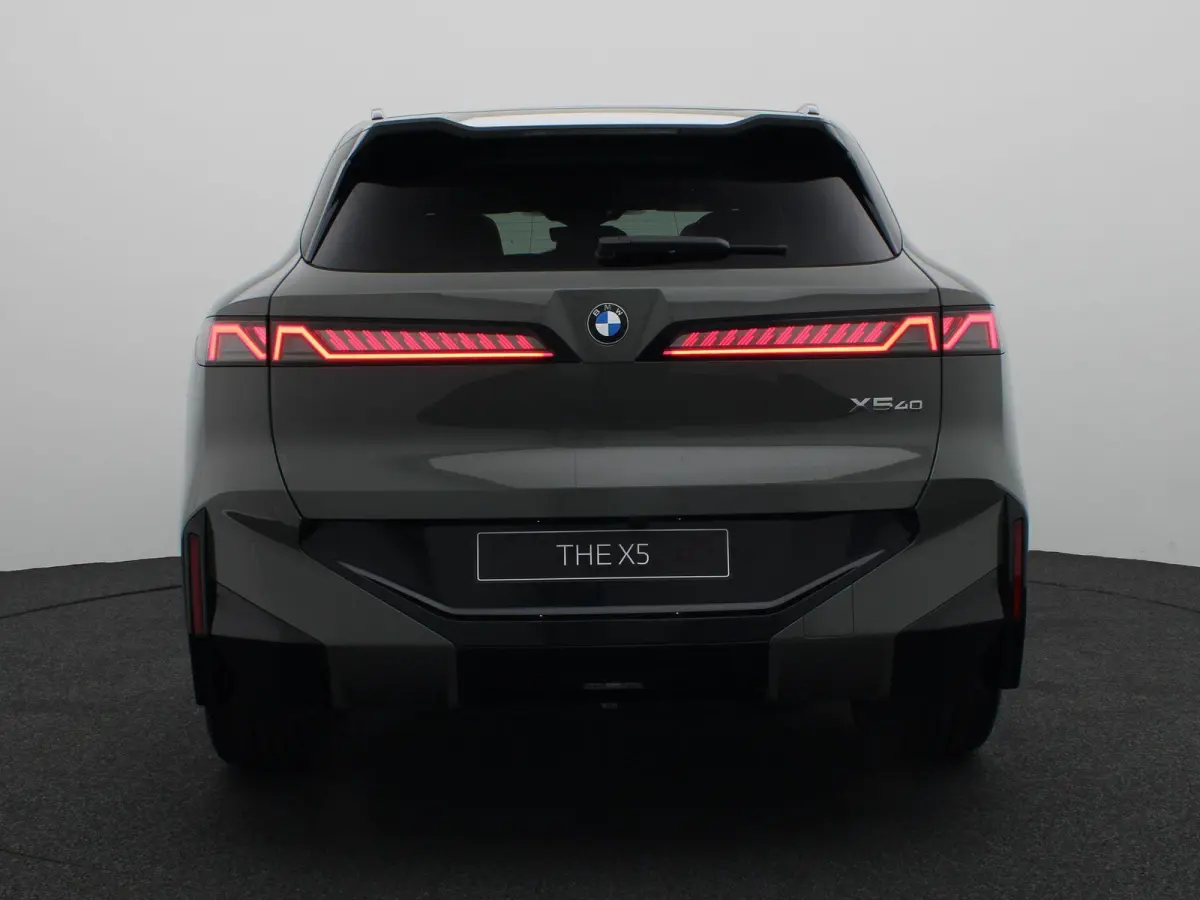 40 xDrive | M Sportpakket Pro | Trekhaak | Automatische deuren | Bowers & Wilkins | Passenger screen