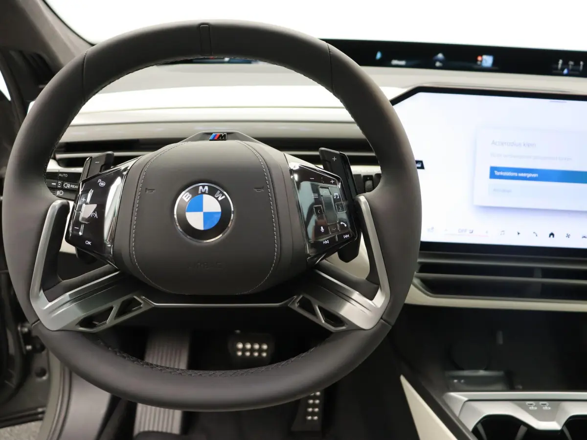 40 xDrive | M Sportpakket Pro | Trekhaak | Automatische deuren | Bowers & Wilkins | Passenger screen
