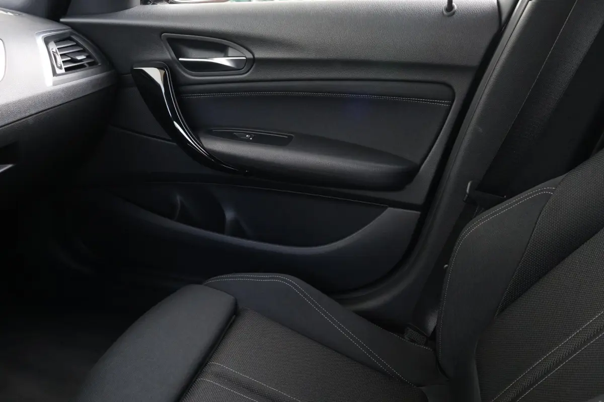 118i Edition Sport Line Shadow Executive | PDC | Climate Control | Navigatie | Hifi | 17'' LM |