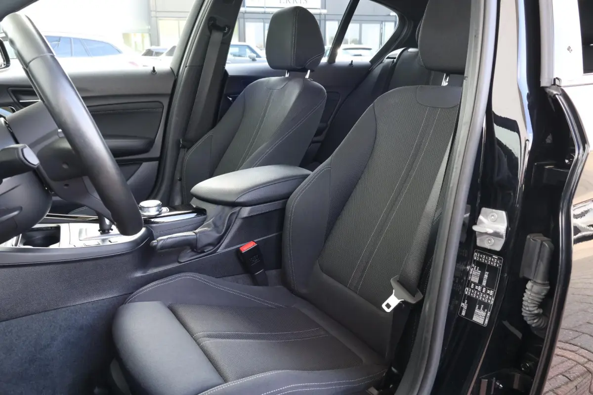 118i Edition Sport Line Shadow Executive | PDC | Climate Control | Navigatie | Hifi | 17'' LM |