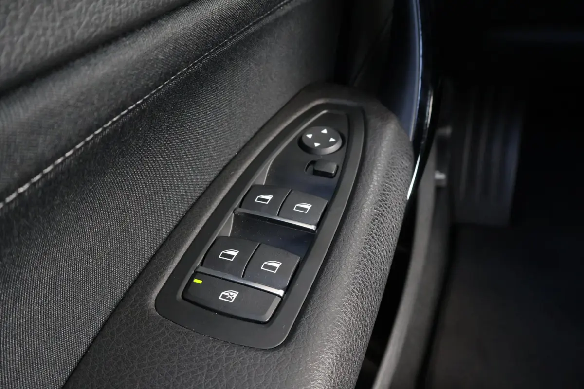 118i Edition Sport Line Shadow Executive | PDC | Climate Control | Navigatie | Hifi | 17'' LM |