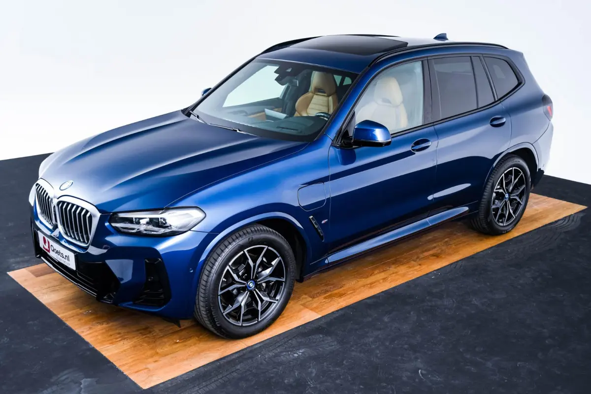 xDrive30e High Executive M Sport - Panoramadak - Active Cruise Control - stoelverwarming voor/achter - Elektrisch verstelbare stoelen - Head up - Comfort Access - Stuurwielrand verwarmd -