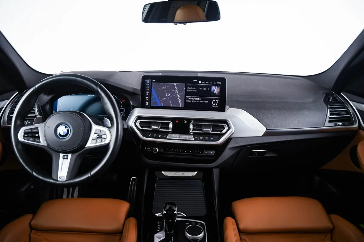xDrive30e High Executive M Sport - Panoramadak - Active Cruise Control - stoelverwarming voor/achter - Elektrisch verstelbare stoelen - Head up - Comfort Access - Stuurwielrand verwarmd -