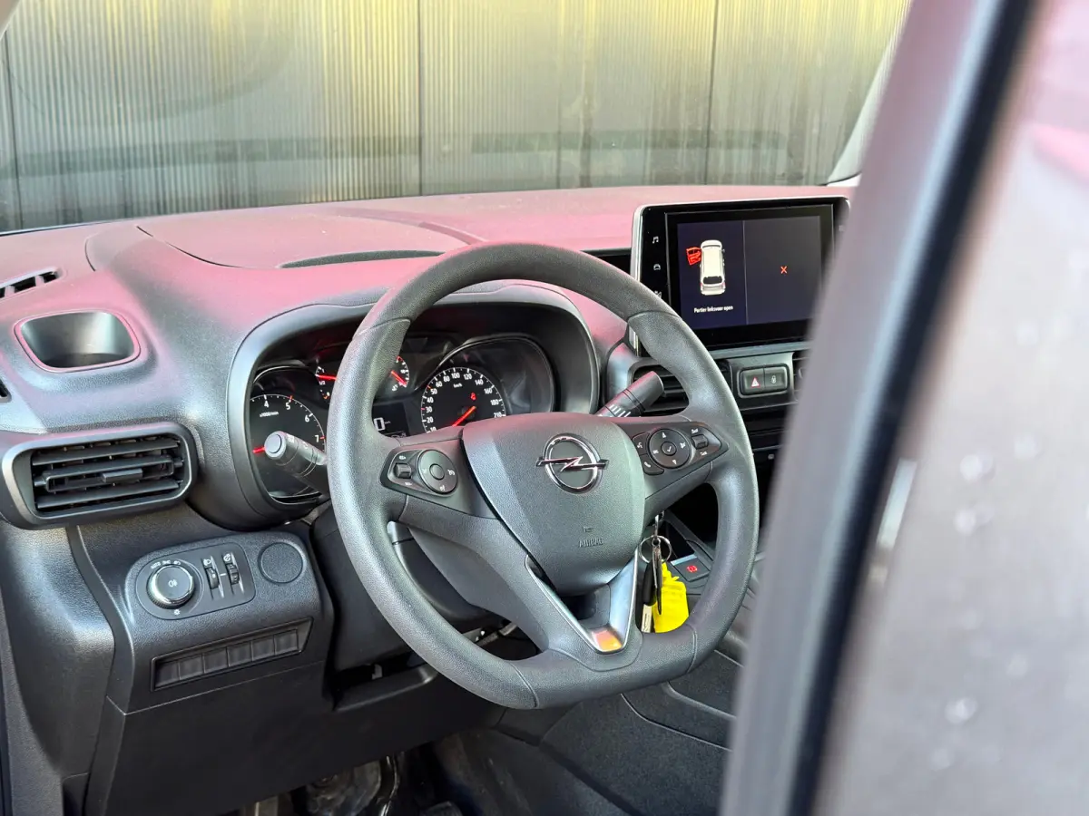 Edition L1H1 | Navigatie | Achteruitrij Camera | Apple Carplay / Android Auto | Cruise Contol | Achteruitrijcamera standaard | Airco | Bluetooth telefoonvoorbereiding