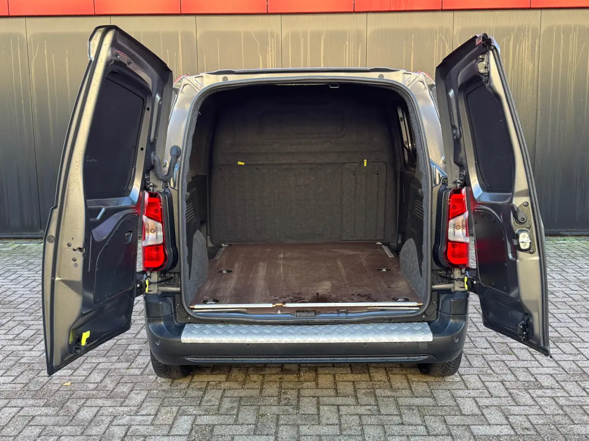 Edition L1H1 | Navigatie | Achteruitrij Camera | Apple Carplay / Android Auto | Cruise Contol | Achteruitrijcamera standaard | Airco | Bluetooth telefoonvoorbereiding