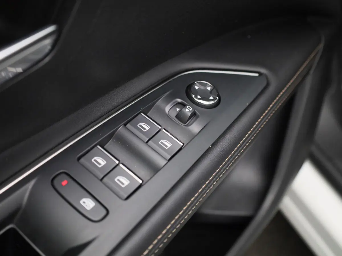 1.2 PureTech GT Pack Business | Automaat | Apple Carplay / Android Auto | Panoramadak | Stoelverwarming | Parkeersensoren |