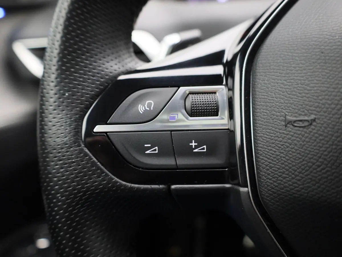 1.2 PureTech GT Pack Business | Automaat | Apple Carplay / Android Auto | Panoramadak | Stoelverwarming | Parkeersensoren |