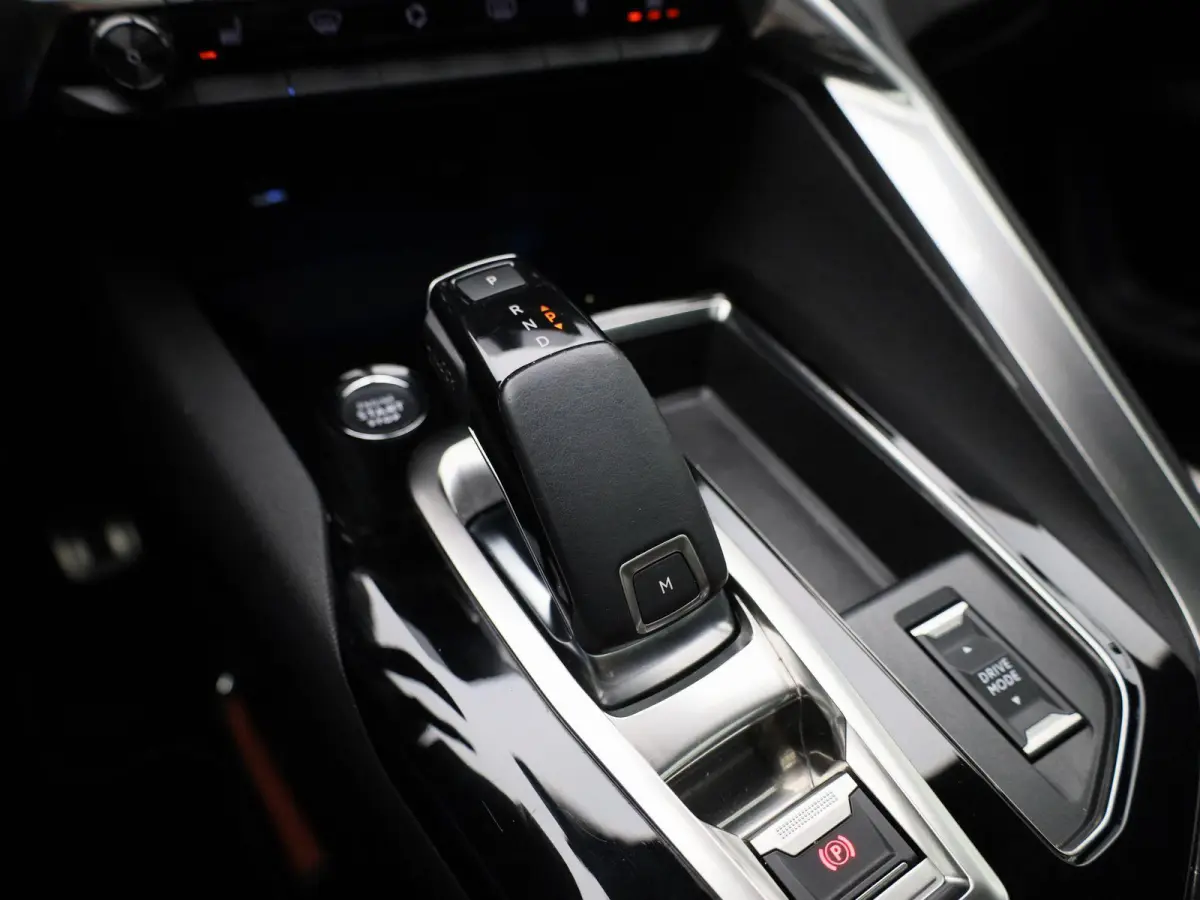1.2 PureTech GT Pack Business | Automaat | Apple Carplay / Android Auto | Panoramadak | Stoelverwarming | Parkeersensoren |