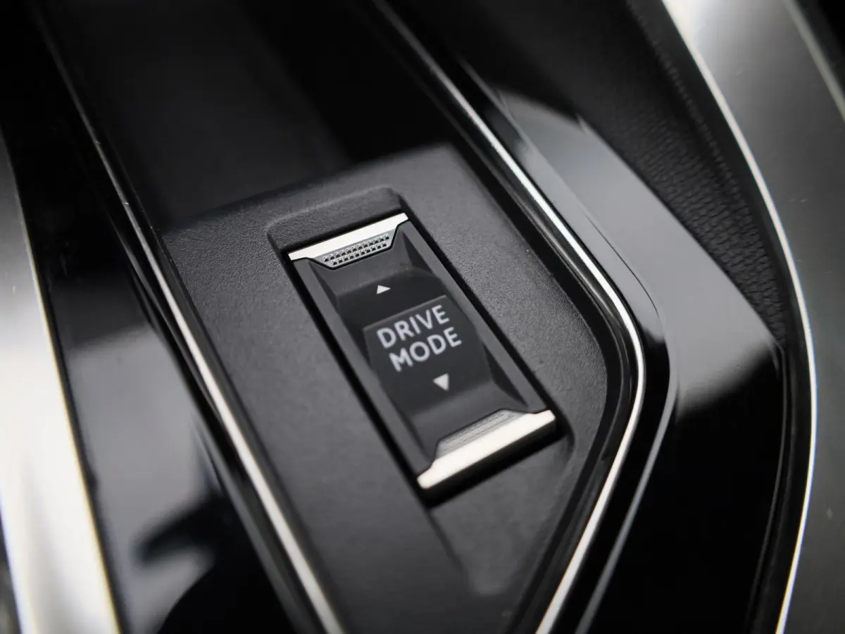 1.2 PureTech GT Pack Business | Automaat | Apple Carplay / Android Auto | Panoramadak | Stoelverwarming | Parkeersensoren |