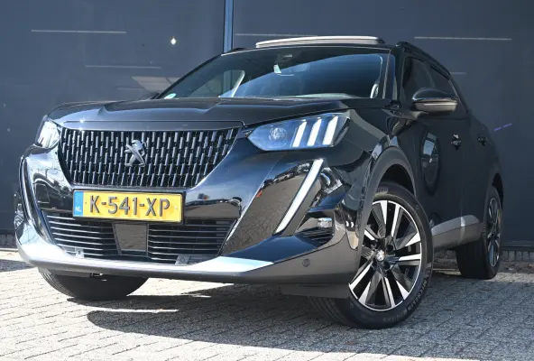 1.2 PureTech GT Pack | Adaptive Cruise Control | Stoelverwarming | Schuif/Kanteldak | Navi by App | Dodehoek Detectie | DAB | Achteruitrijcamera | Full-Led | Leder/Alcantara bekleding | LMV 