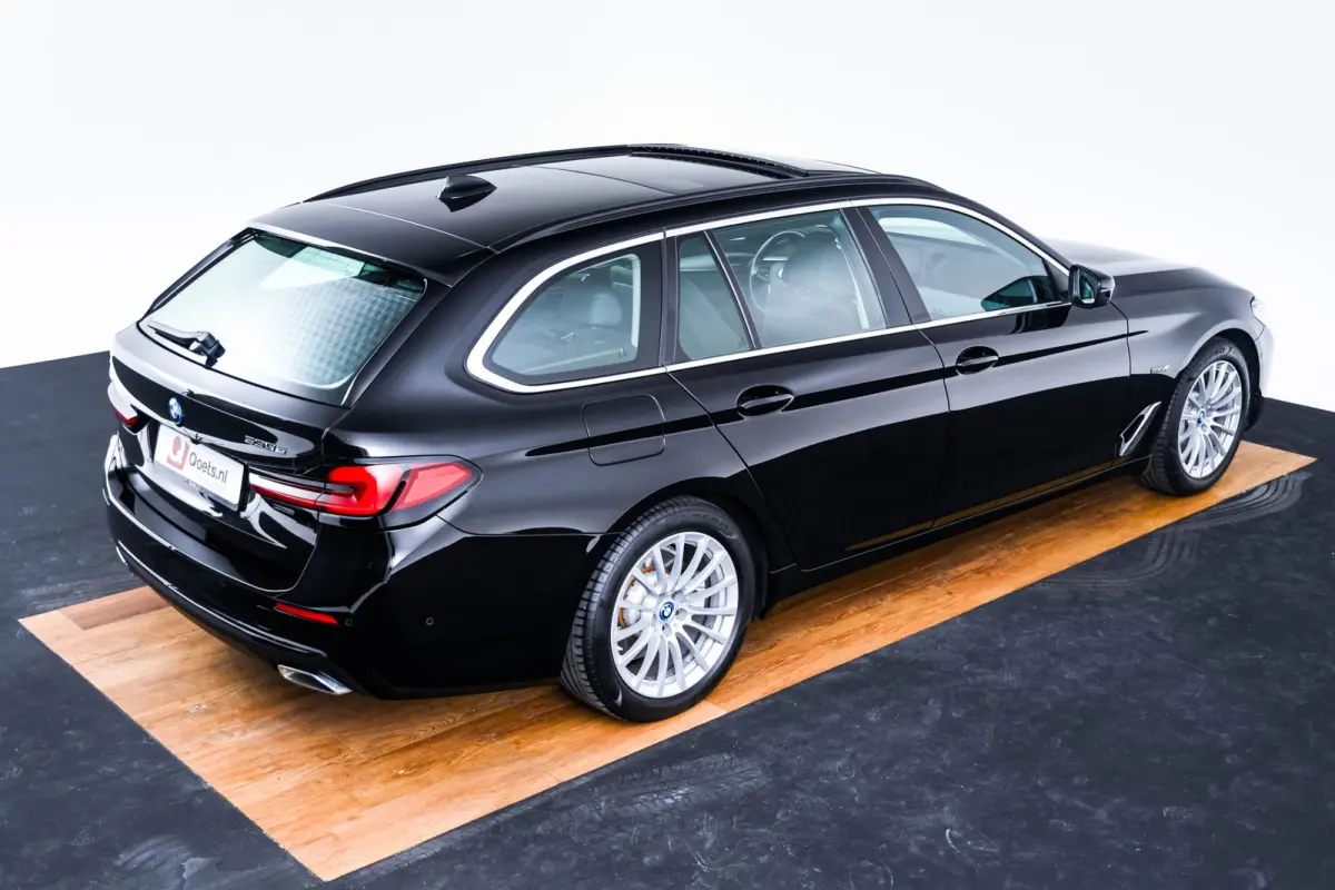 530e Trekhaak - Panoramadak - Driving Assistant Professional - Head up - Elektrisch verwarmde voorstoelen - BMW Laserlight - Parking Assistant Plus - High Beam Assistant -