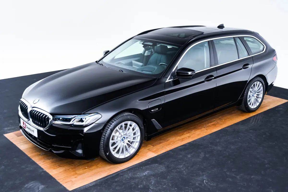 530e Trekhaak - Panoramadak - Driving Assistant Professional - Head up - Elektrisch verwarmde voorstoelen - BMW Laserlight - Parking Assistant Plus - High Beam Assistant -