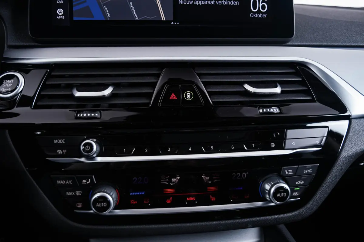 530e Trekhaak - Panoramadak - Driving Assistant Professional - Head up - Elektrisch verwarmde voorstoelen - BMW Laserlight - Parking Assistant Plus - High Beam Assistant -