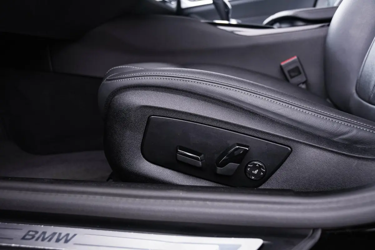530e Trekhaak - Panoramadak - Driving Assistant Professional - Head up - Elektrisch verwarmde voorstoelen - BMW Laserlight - Parking Assistant Plus - High Beam Assistant -