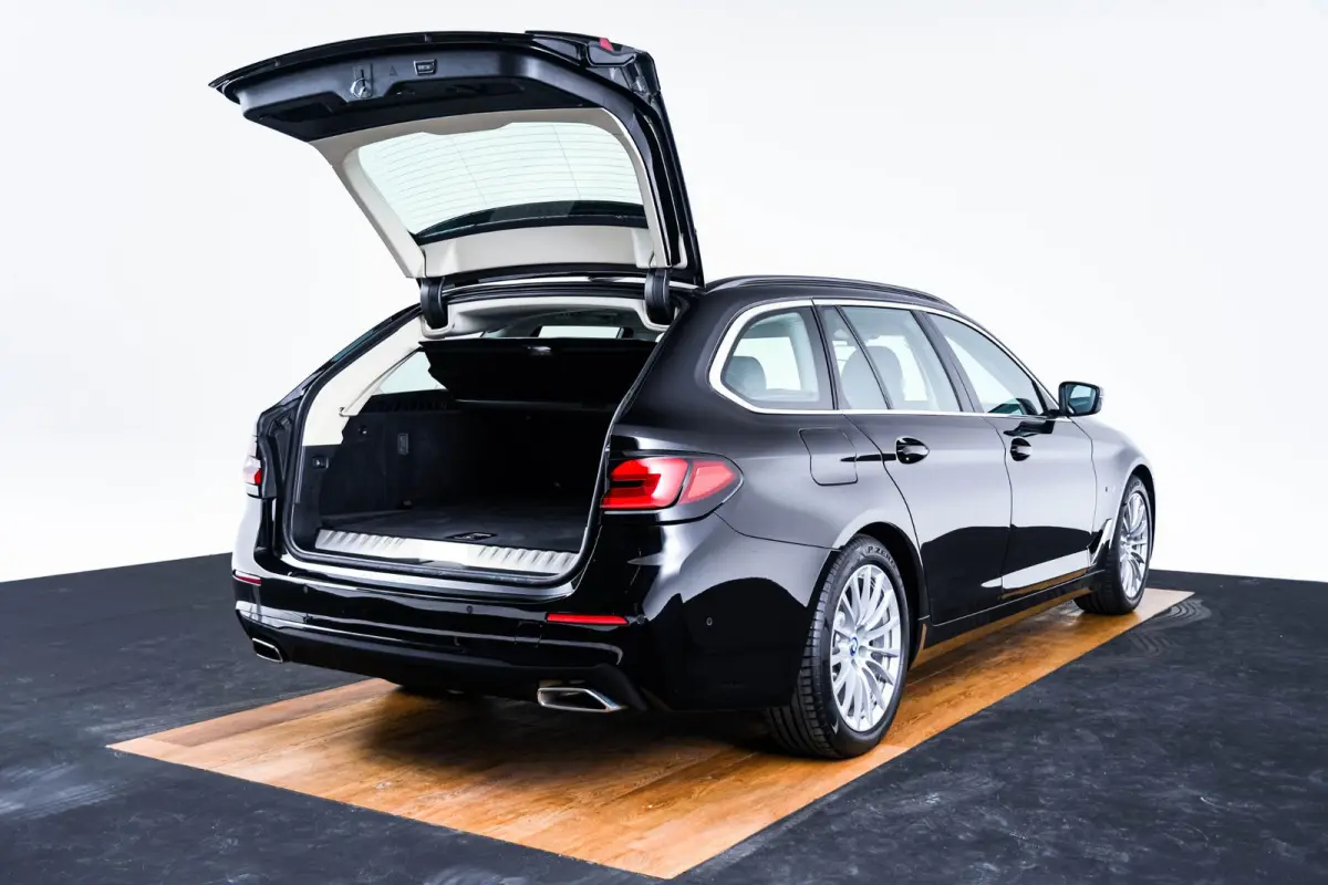 530e Trekhaak - Panoramadak - Driving Assistant Professional - Head up - Elektrisch verwarmde voorstoelen - BMW Laserlight - Parking Assistant Plus - High Beam Assistant -