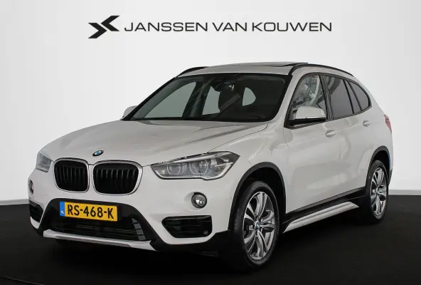 sDrive18i Executive Sport Line Panoramadak Trekhaak Groot Navi Stoelverwarming