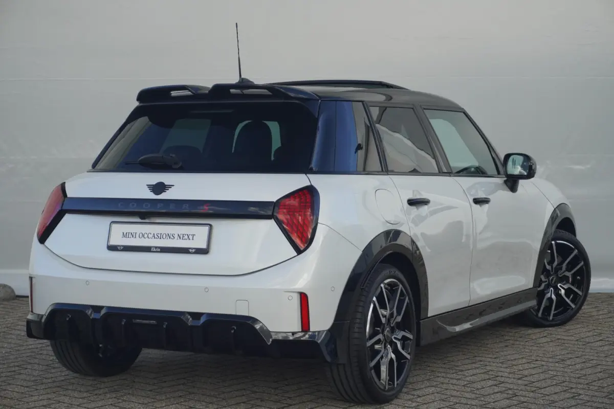 Cooper S John Cooper Works Trim | Pakket XL | Harman Kardon | Panoramadak | Driving Assistant Plus | Stoel & Stuurverwarming | Massagefunctie