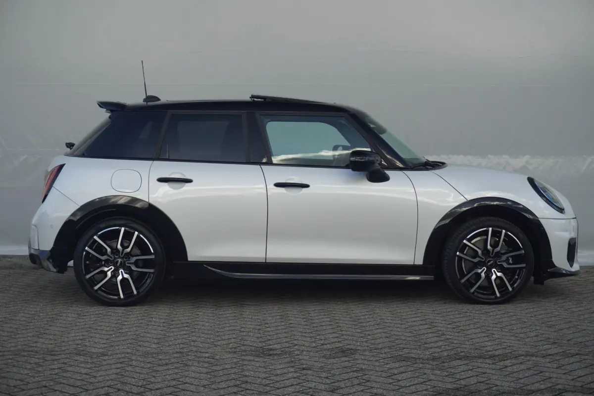 Cooper S John Cooper Works Trim | Pakket XL | Harman Kardon | Panoramadak | Driving Assistant Plus | Stoel & Stuurverwarming | Massagefunctie