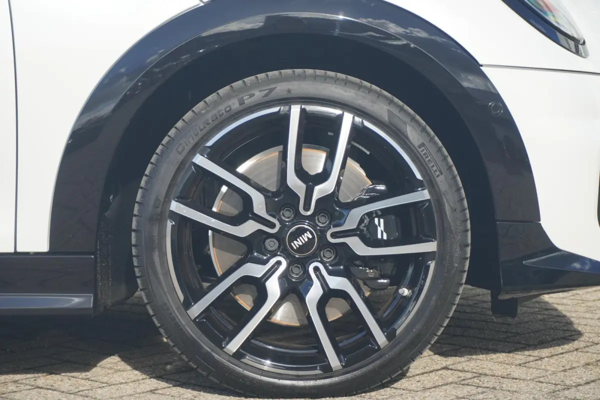Cooper S John Cooper Works Trim | Pakket XL | Harman Kardon | Panoramadak | Driving Assistant Plus | Stoel & Stuurverwarming | Massagefunctie