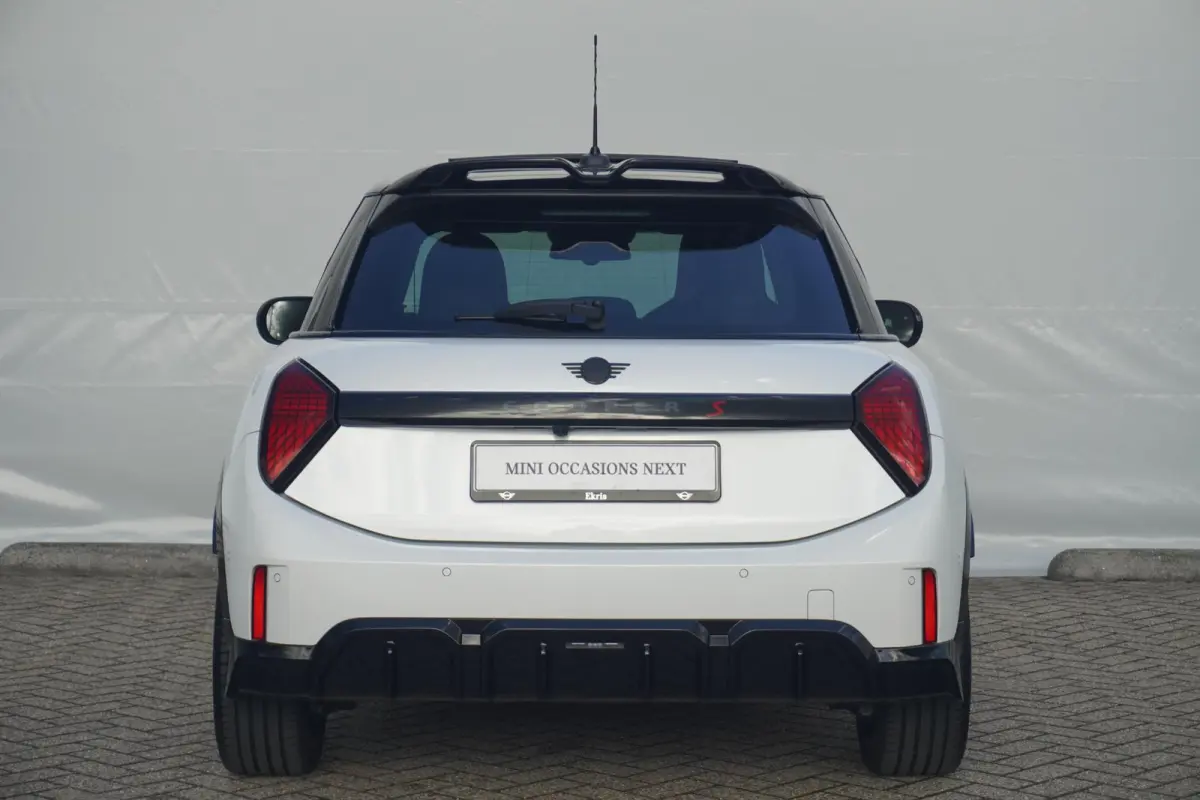 Cooper S John Cooper Works Trim | Pakket XL | Harman Kardon | Panoramadak | Driving Assistant Plus | Stoel & Stuurverwarming | Massagefunctie