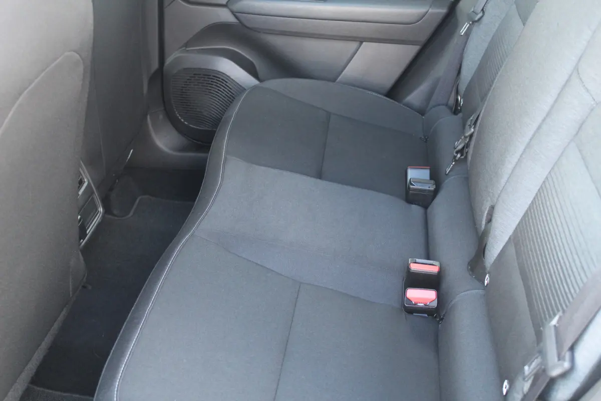1.0 TCe 100 Business Zen l Cruise Control l Lane Assist l PDC l Achteruitrijcamera l Airco l Navigatie l Vaste trekhaak