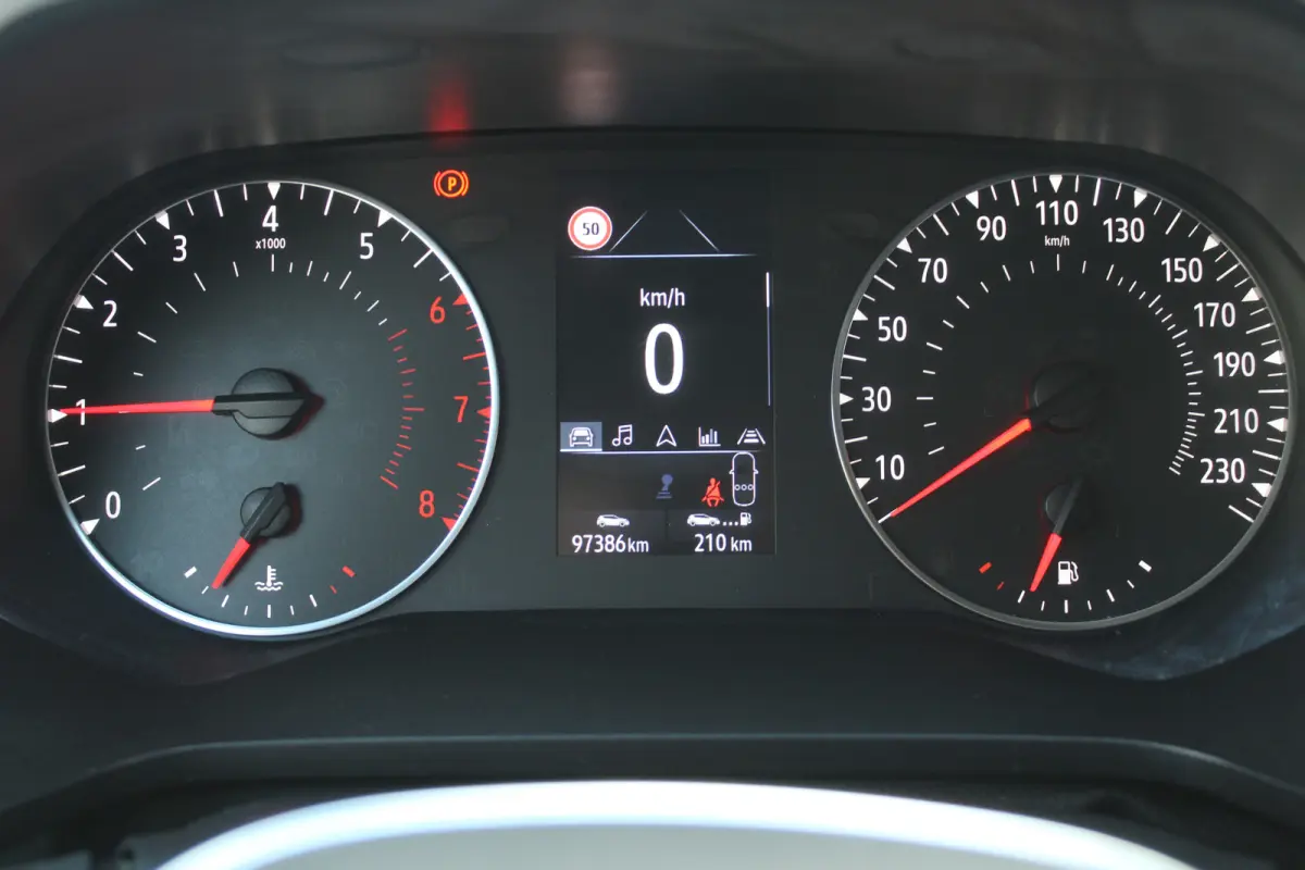 1.0 TCe 100 Business Zen l Cruise Control l Lane Assist l PDC l Achteruitrijcamera l Airco l Navigatie l Vaste trekhaak