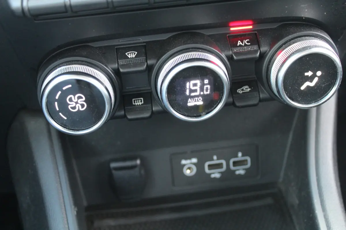 1.0 TCe 100 Business Zen l Cruise Control l Lane Assist l PDC l Achteruitrijcamera l Airco l Navigatie l Vaste trekhaak